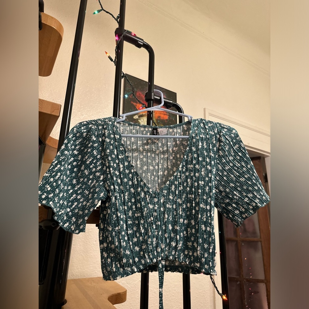 H&M cropped Green Floral flutter sleeve top